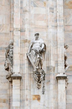 Milan, İtalya - 30 Ağustos 2022: Milan Duomo Katedrali üzerindeki Gotik mermer heykeller, dekorasyon heykelleri. İtalya 'nın en büyük kilisesi ve popüler turizm merkezi..