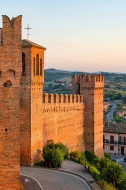 Gradara, İtalya - 25 Ağustos 2022: Manzaralı gradara kale duvarlarının gün batımı manzarası