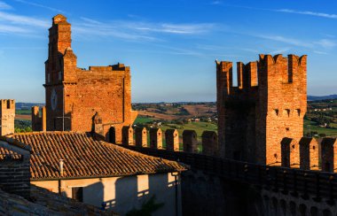 Gradara, İtalya - 25 Ağustos 2022: Mavi gökyüzü altında çevresi olan gradara kale duvarları ve kule manzarası