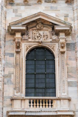 Milan, İtalya - 30 Ağustos 2022: Milan Duomo Katedrali üzerindeki Gotik mermer heykeller, dekorasyon heykelleri. İtalya 'nın en büyük kilisesi ve popüler turizm merkezi..