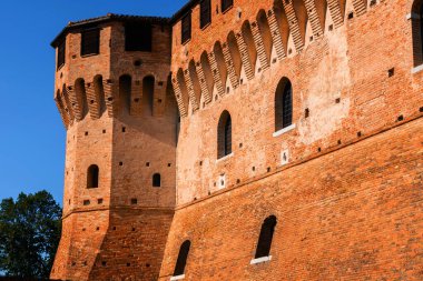 Gradara, İtalya - 25 Ağustos 2022: Gradara Şatosu 'ndaki ortaçağ tuğla kale kulesine güneş ışığı altında yakın çekim