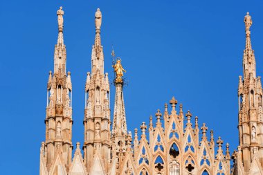 Milan, İtalya - 09 Ocak 2022: Bakire Meryem 'in yaldızlı bronz heykeli Milano, Lombardiya, İtalya' daki Milan Katedrali 'nin kulesindeki Madonnina' yı çağırdı.