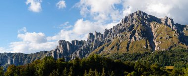 İtalya, Valsassina, Piani Resinelli 'de Belvedere del Parco Valentino yakınlarındaki Grignetta dağının panoramik manzarası, Lecco ilinin hava manzarası