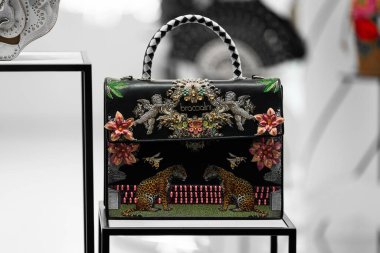 Floransa, İtalya - 12.01.2023: Zarif moda Braccialini çanta Hayvan ve çiçek işlemeli tasarım sergisi.