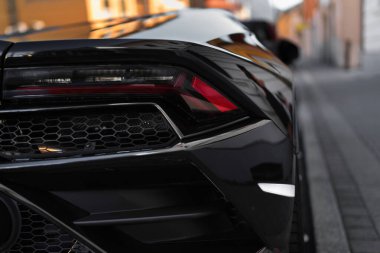 Milan, İtalya - 10.09.2022: Şehir caddesinde modern otomotiv tasarımı yakalayan parlak siyah Lamborghini spor araba.