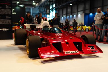 Milan, İtalya - 12.11.2022: Otomobil fuarında klasik Formula 1 araba sergisi. Milano Otoklasik Sergisi.