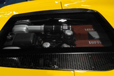 Milan, İtalya - 12.11.2022: Ferrari logosunun yer aldığı sarı bir spor arabayla motoru kapat. Milano Otoklasik Sergisi.
