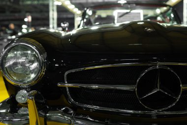Milan, İtalya - 12.11.2022: Kapalı sergi ortamında klasik siyah Mercedes klasik ön manzara. Milano Otoklasik Sergisi.