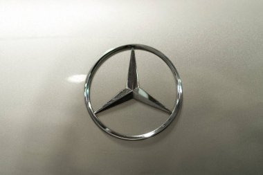 Milan, İtalya - 12.11.2022: Otomotiv markalaşması ve tasarım esin kaynağı için metalik yüzey üzerindeki Iconic Mercedes Benz araba logosu. Milano Otoklasik Sergisi.