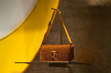 Milan, İtalya - 02.08.2023: Modern altın standında sergilenen lüks Jimmy Choo çantası.