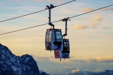 Piani di Bobbio, İtalya - 24.12.2022: Karla kaplı dağların üzerinden geçen iki teleferik, Alp manzarası ve sakin kış manzarası