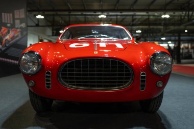 Milan, İtalya - 12.11.2022: Sergi salonundaki otomobil fuarında ikonik kırmızı klasik Ferrari arabası. Milano Otoklasik Sergisi.