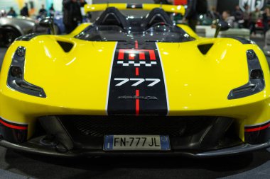 Milan, İtalya - 12.11.2022: Oto fuarında cesur yarış çizgisi olan parlak sarı Dallara Stradale arabası. Milano Otoklasik Sergisi.