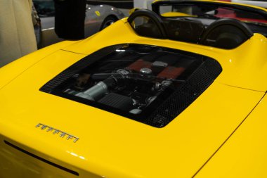 Milan, İtalya - 12.11.2022: Otomotiv fuarında güçlü motor gösterisine sahip lüks sarı spor Ferrari arabası. Milano Otoklasik Sergisi.