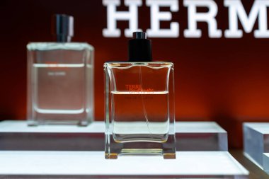 Milan, İtalya - 06.11.2022: Hermes şişeleri modern mağaza ortamında sergilendi.