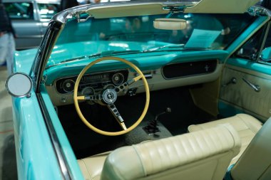 Milan, İtalya - 12.11.2022: Klasik direksiyon ve gösterge paneli olan klasik Ford Mustang iç mimarisi. Milano Otoklasik Sergisi.