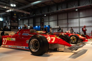 Milan, İtalya - 12.11.2022: Sergi salonunda sergilenen klasik Formula 1 yarış arabaları. Milano Otoklasik Sergisi.