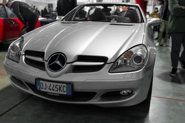 Milan, İtalya - 12.11.2022: Gösterişli gümüş renkli Mercedes spor araba otomobil fuarında sergileniyor. Milano Otoklasik Sergisi.