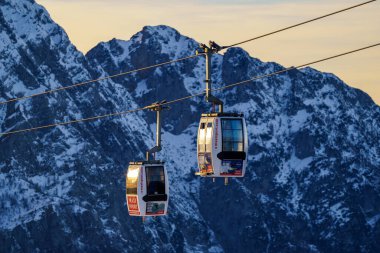 Piani di Bobbio, İtalya - 24.12.2022: Karla kaplı dağların üzerinden geçen iki teleferik, Alp manzarası ve sakin kış manzarası