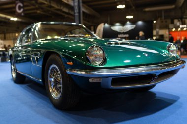 Milan, İtalya - 12.11.2022: Klasik klasik Maserati Mistral arabası, parlak yeşil dış görünüşlü otomobil fuarında sergileniyor. Milano Otoklasik Sergisi.