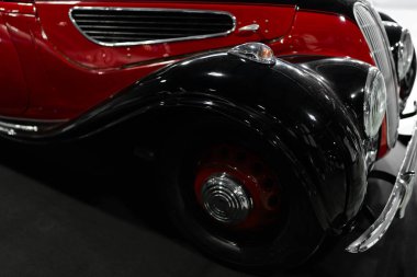 Milan, İtalya - 12.11.2022: Otomotiv meraklıları ve retro tasarım için kırmızı ve siyah detaylara sahip klasik BMW arabası. Milano Otoklasik Sergisi.