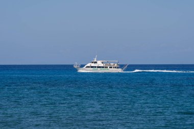 Briatico, İtalya - 29.07.2023: Durgun mavi okyanusta beyaz tekne.