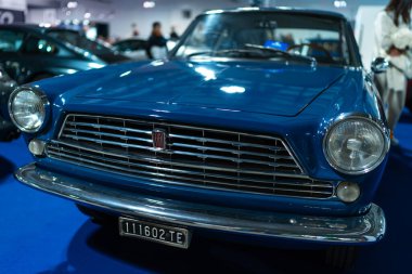 Milan, İtalya - 12.11.2022: Klasik mavi Fiat arabası otomobil fuarında sergilendi. Milano Otoklasik Sergisi.