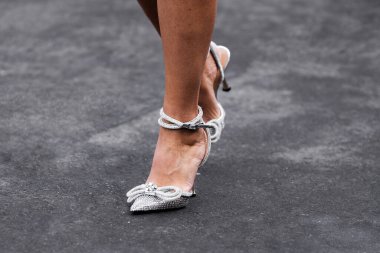 Paris, Fransa - 24 Ocak 2024: gösterişli yapay elmaslı yüksek topuklu Billini moda. Moda kadını kıyafet ayrıntıları, sokak tarzı..