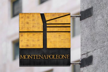 Milan, İtalya - 02.08.2023: Lüks moda butiği Montenapoleone tabelası.