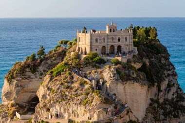 Tropea, İtalya - 27.07.2023: Bizans usulü ortaçağ manastırı, denize bakan dik kayalık kayalıklarda yer almaktadır. Santa Maria dellsola di Tropea Sığınağı