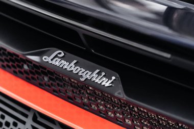 Milan, İtalya - 04.12.2021: Lüks spor araba ızgarasında Lamborghini logosu.