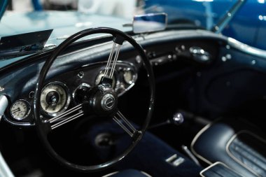 Milan, İtalya - 12.11.2022: Klasik direksiyon ve gösterge paneli detaylarıyla klasik Austin Healey araba iç mimarisi. Milano Otoklasik Sergisi.