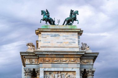 Milan, İtalya - 31.08.2022: Arco della Pace 'in tarihi mimarisi ve heykelleri bulutlu gökyüzü altında.