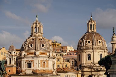 Roma, İtalya - 09.12.2022: Meryem 'in Kutsal İsminin Kilisesi, Chiesa di Santa Maria di Loreto. Piazza Venezia yakınlarındaki görkemli Roma mimarisi tarihi kubbeler ve klasik tasarım sergiliyor.