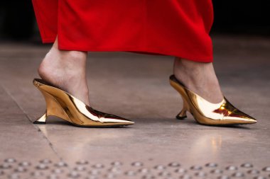 Paris, Fransa - 24 Ocak 2024: Bottega Veneta Roket Katırları, metalik altın topuklu. Moda kadını kıyafet ayrıntıları, sokak tarzı..
