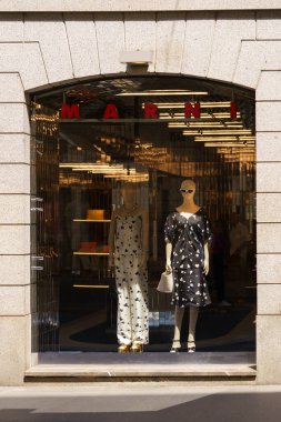 Milan, İtalya - 02.08.2023: Moda kıyafetleri içinde şık mankenlerle şık Marnistorefront.