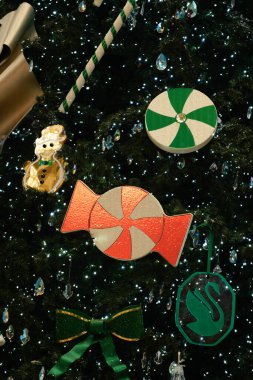 Milan, İtalya - 23 Aralık 2021: Noel Ağacı Swarovski 2021 Swarovski butiğinin önündeki Galleria Vittorio Emanuele II 'nin merkezinde. Yakın çekim..