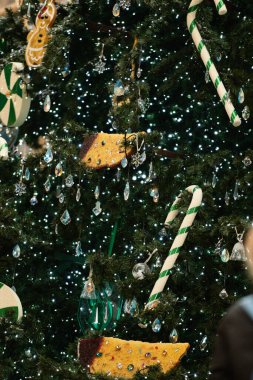 Milan, İtalya - 23 Aralık 2021: Noel Ağacı Swarovski 2021 Swarovski butiğinin önündeki Galleria Vittorio Emanuele II 'nin merkezinde. Yakın çekim..