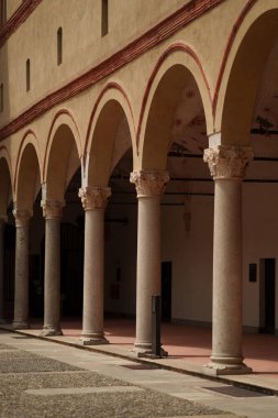 Milan, İtalya - 01.07.2024: Milans Castello Sforzesco 'daki Ortaçağ avlusu