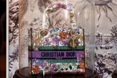 Milan, İtalya - 24.04.2024: Dekoratif vitrin içinde çiçek tasarımcısı Dior el çantası.