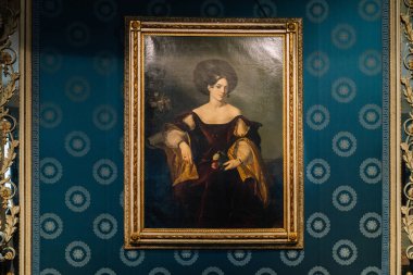 Milan, İtalya - 24.04.2024: La Scala Tiyatro Müzesi veya Museo Teatrale alla Scala 'nın içi. Dekoratif duvar kâğıdının üzerine süslü çerçeveli zarif bir portre..