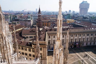 Milan, İtalya - 19.03.2024: Duomo Katedrali 'nin çatısından Milano' nun göz kamaştırıcı hava manzarası.
