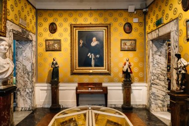 Milan, İtalya - 24.04.2024: La Scala Tiyatro Müzesi veya Museo Teatrale alla Scala 'nın içi. Klasik sanat eserleri ve heykelleri olan zarif tarihi müze odası..