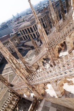 Milan, İtalya - 19.03.2024: Mimari ayrıntı ve Milan Duomo Katedrali 'nin çatısından ufuk çizgisi manzarası.