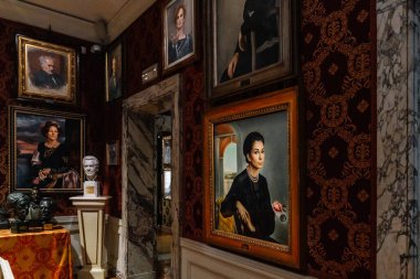 Milan, İtalya - 24.04.2024: La Scala Tiyatro Müzesi veya Museo Teatrale alla Scala 'nın içi. Klasik portreler ve tarihi dekorların yer aldığı bir sanat galerisi..