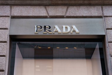 Milan, İtalya - 24.04.2024: Lüks moda Prada mağazası şehir ortamında zarif bir perakende satış mağazası.