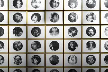 Milan, İtalya - 24.04.2024: Teatro alla Scala Maria Callas 'a adanmış yeni Fantasmagoria Callas sergisini sunar. Klasik kadın yüzleri olan sanatsal siyah beyaz portreler..