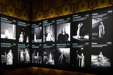 Milan, İtalya - 24.04.2024: Teatro alla Scala Maria Callas 'a adanmış yeni Fantasmagoria Callas sergisini sunar. Zarif bir ortamda klasik fotoğraflarla birlikte tarihi opera gösterileri.