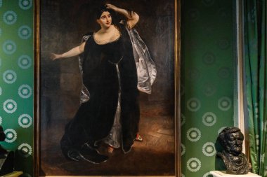 Milan, İtalya - 24.04.2024: La Scala Tiyatro Müzesi veya Museo Teatrale alla Scala 'nın içi. Sanat galerisinde klasik giyinmiş kadın portresi. Göğüs heykeli süslemesi..