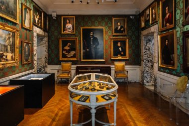 Milan, İtalya - 24.04.2024: La Scala Tiyatro Müzesi veya Museo Teatrale alla Scala 'nın içi. Tarihi portrelerin sergilendiği sanat müzesi galerisi ve sanat eserleri sergileniyor..